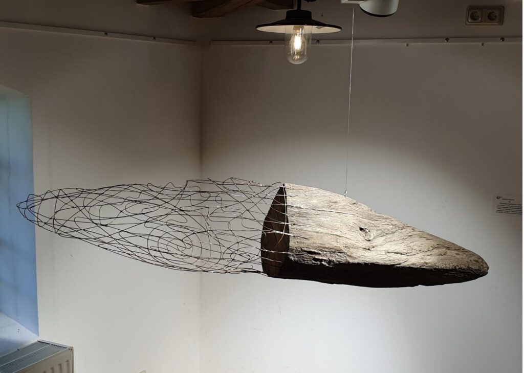 „Der Hai“ von Andreas Nitschke (https://nitschke-kunst.de/). Kupferdraht und Eichenholz. Bergedorfer Kunstschau 2024, Foto: Winfried Heinrich, Hamburg.